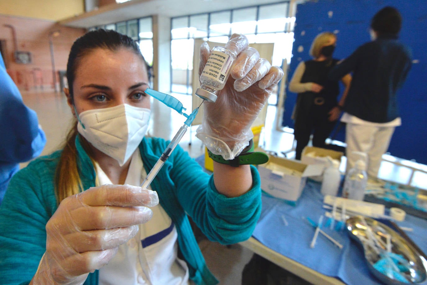 Fotos: Más de 2.700 docentes de la Región de Murcia reciben la primera dosis de la vacuna de Astrazeneca