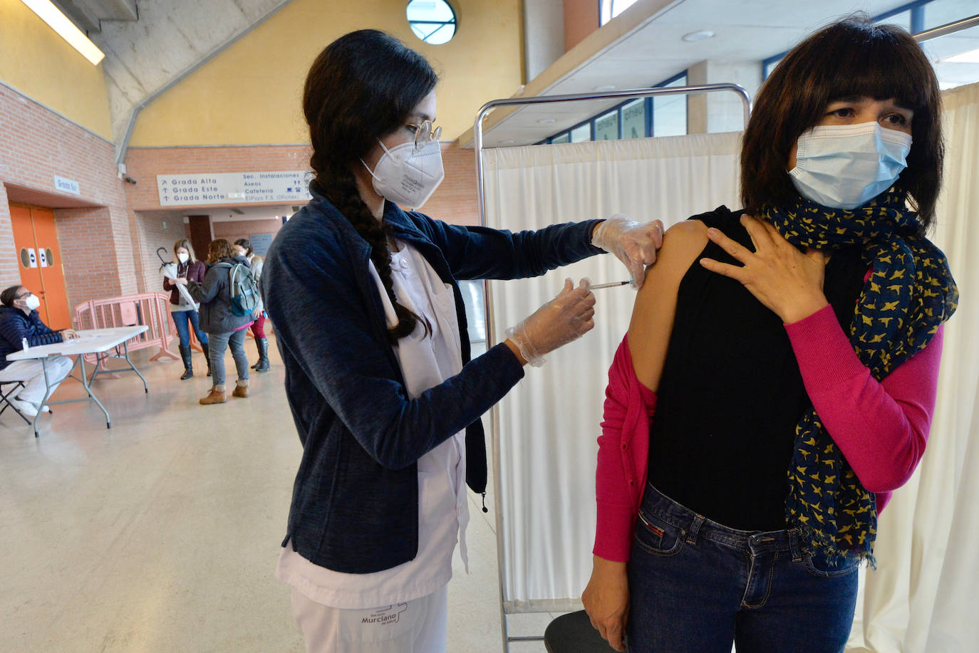 Fotos: Más de 2.700 docentes de la Región de Murcia reciben la primera dosis de la vacuna de Astrazeneca