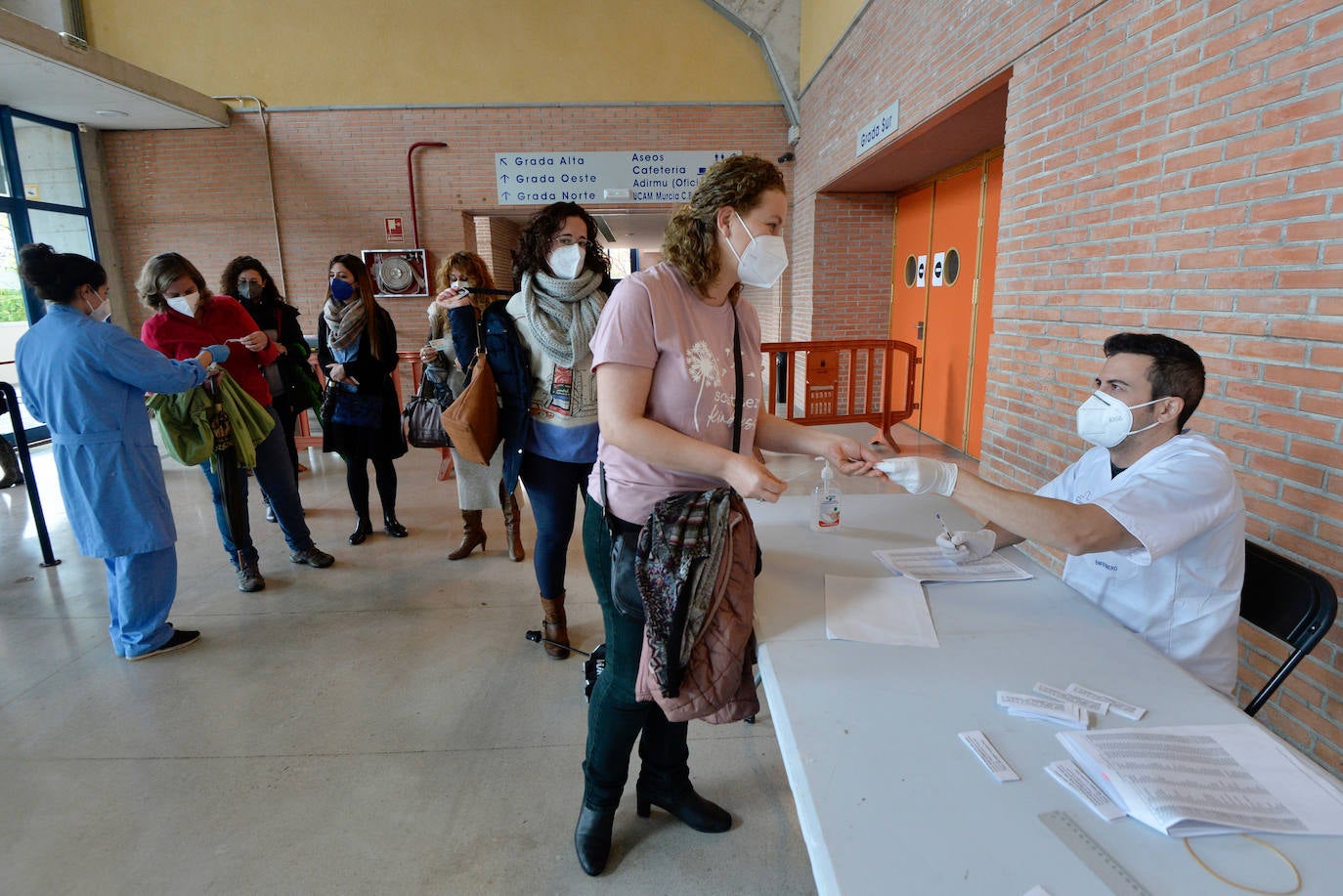 Fotos: Más de 2.700 docentes de la Región de Murcia reciben la primera dosis de la vacuna de Astrazeneca