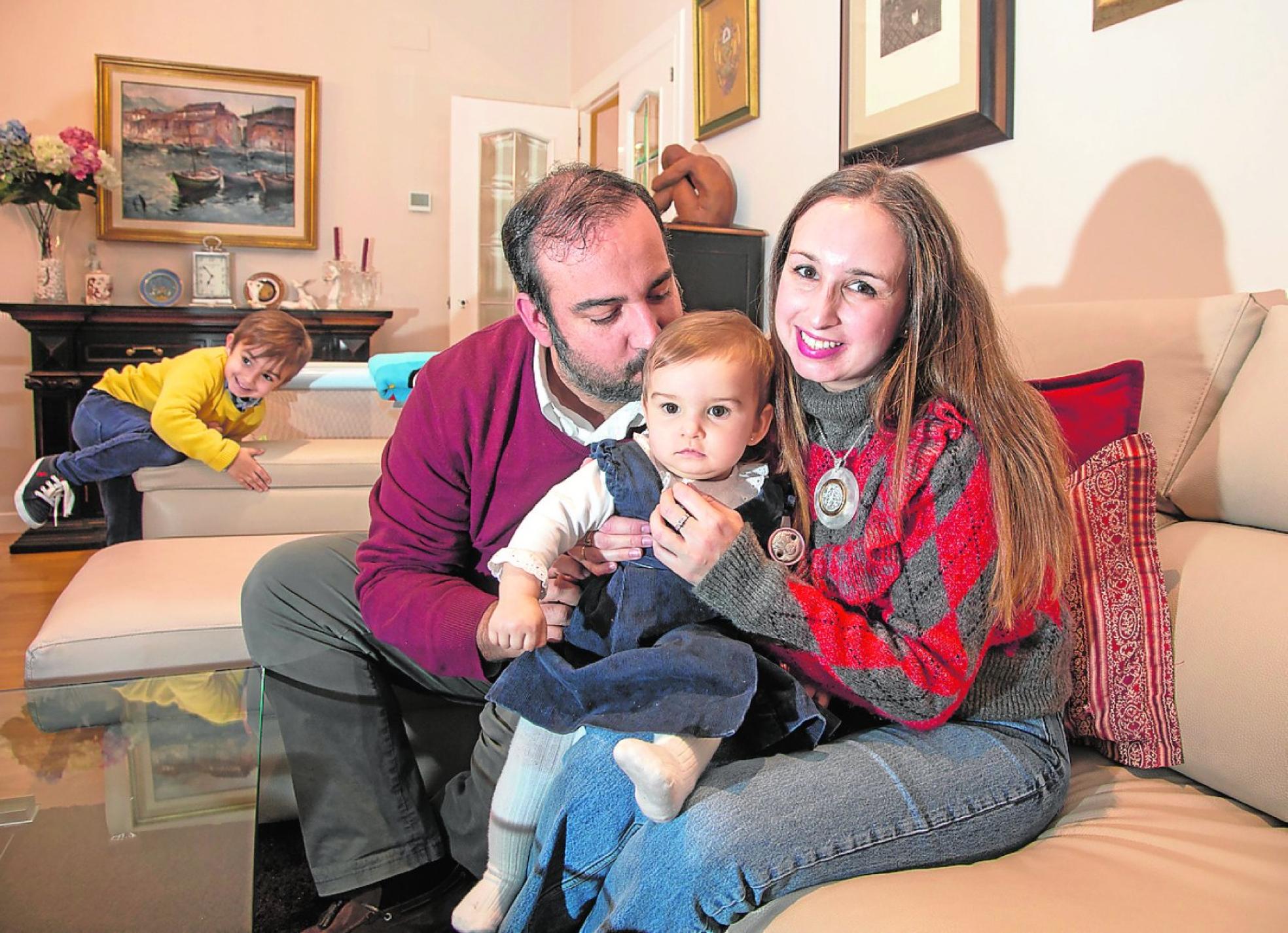 José Alcolea y Lorena Bernal, en casa con su hija Ángela. Detrás, su hijo José. 