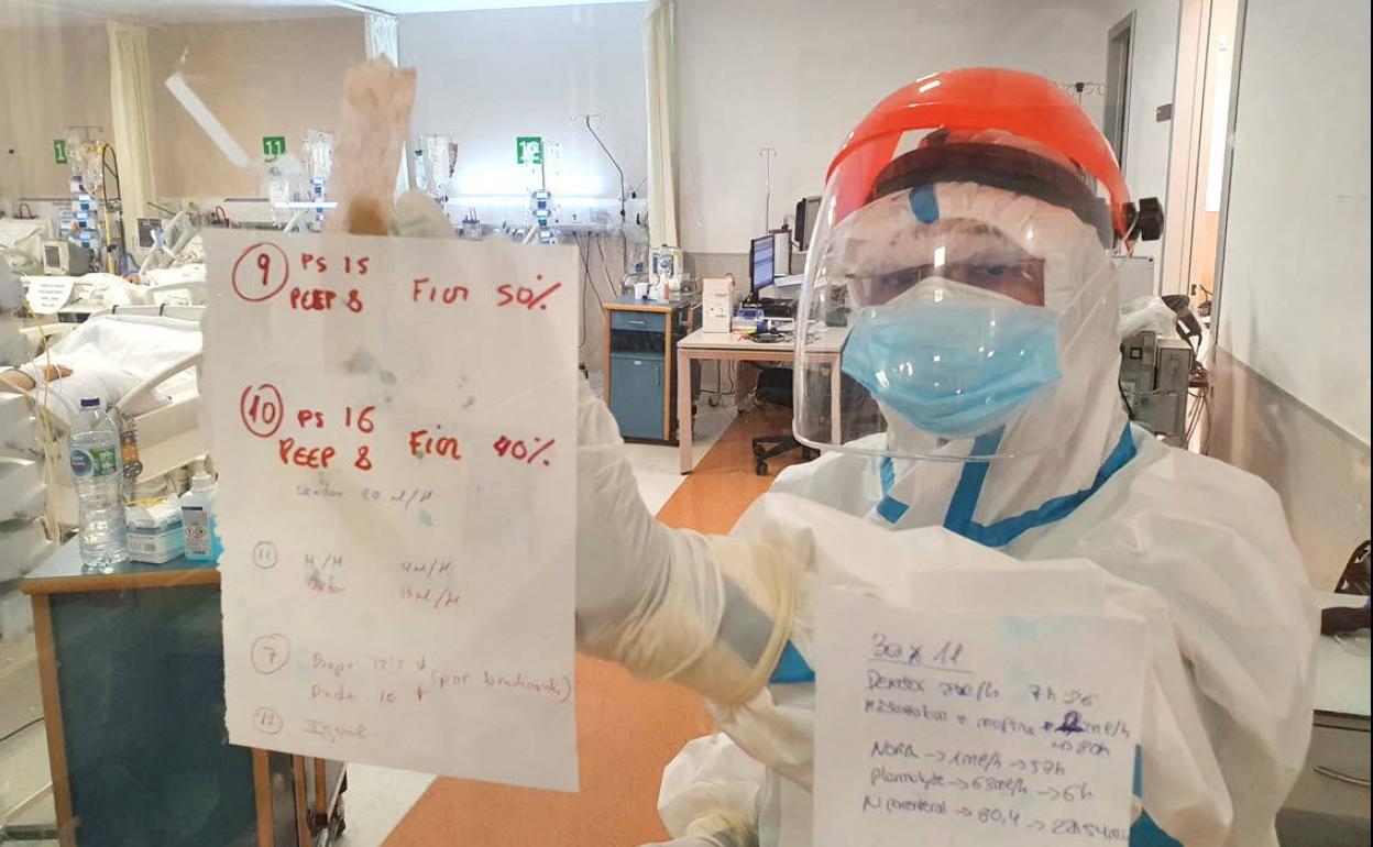 Un sanitario, en la UCI del hospital Santa Lucía de Cartagena. 