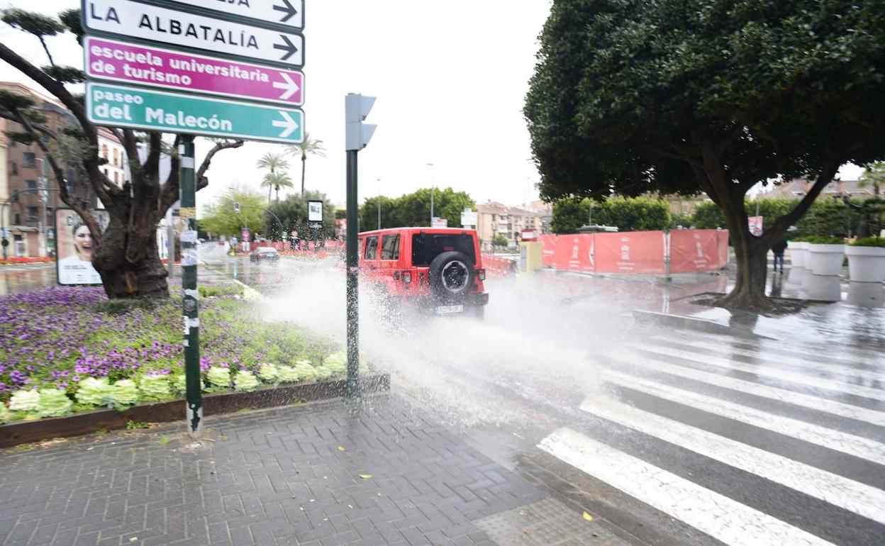 Los coches ciurculan bajo la lluvia en Murcia, este domingo.