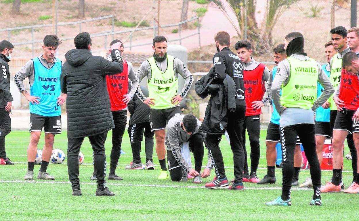 Loreto da instrucciones a sus jugadores en uno de los entrenamientos de esta semana en el campus universitario de Espinardo.