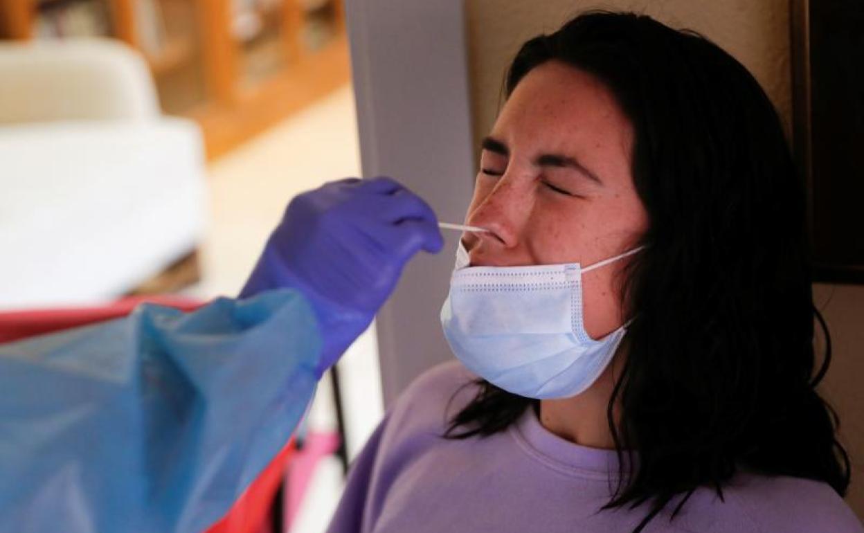 Una mujer se somete a una prueba para detectar el coronavirus en una foto de archivo.