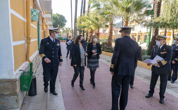 La presidenta de la Autoridad Portuaria, Yolanda Muñoz, y la vicealcaldesa de Cartagena, Noelia Arroyo, son recibidas por el almirante jefe del Arsenal, Pedro Luis de la Puente, de espaldas. A la izquierda en la imagen, el almirante de Acción Marítima, Juan Luis Sobrino Pérez-Crespo. 