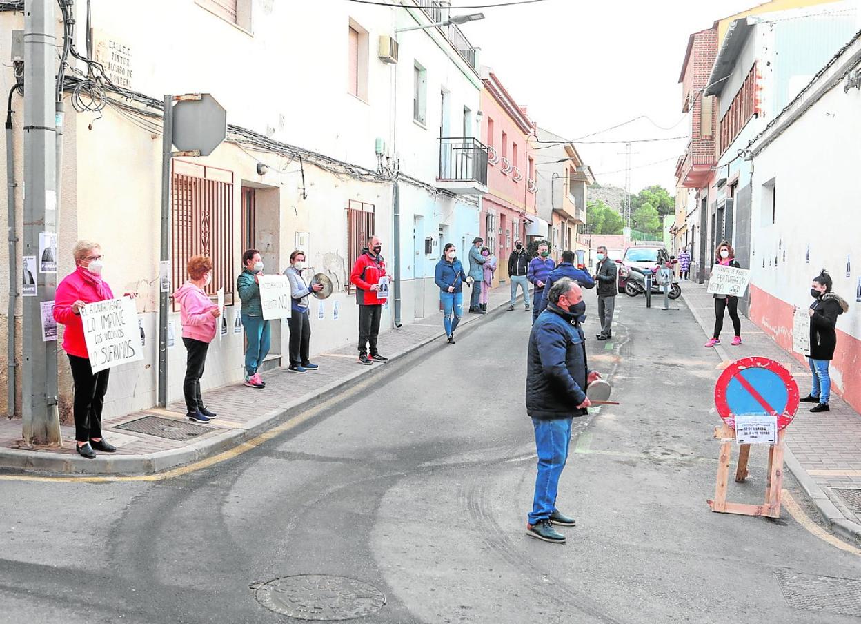 Protesta vecinal ante la nave donde iba a abrir la mezquita en una imagen de febrero. 
