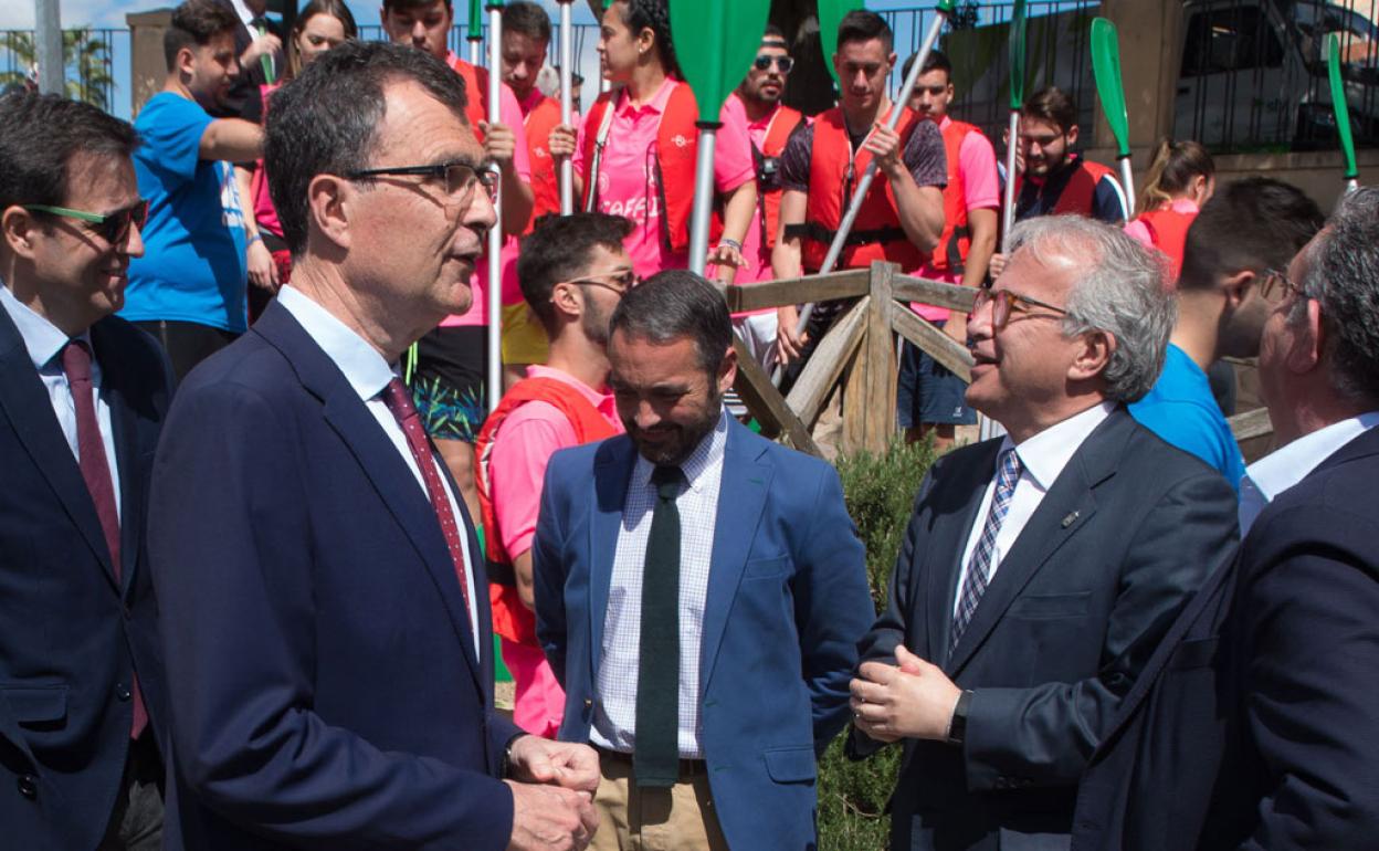 El alcalde, José Ballesta, y el concejal Felipe Coello, durante un acto deportivo en 2018. 