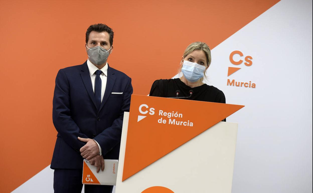 Ana Martínez Vidal y Mario Gónez en rueda de prensa presentando la moción de censura.