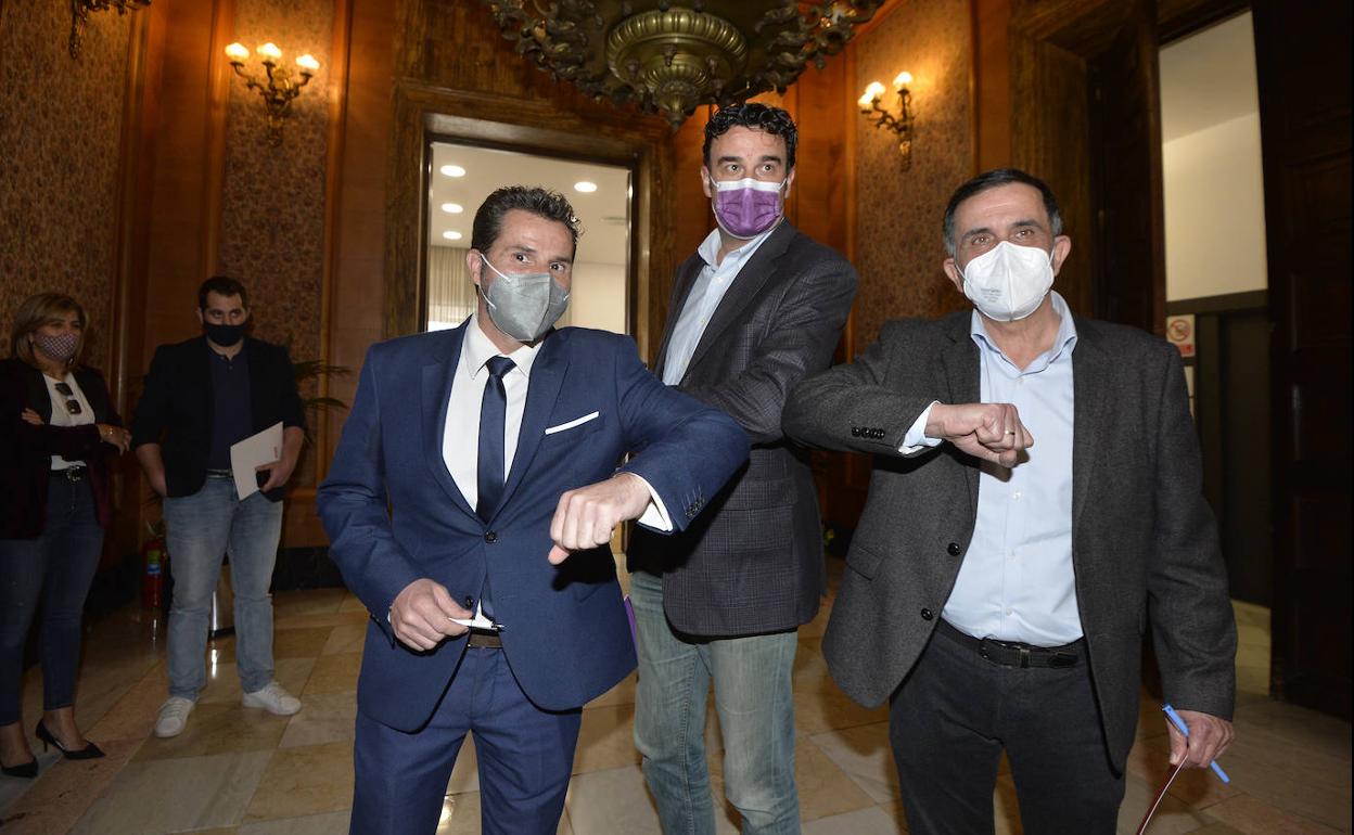 Mario Gómez, Ginéz Ruiz y José Antonio Serrano, este miércoles, presentando la moción de censura en el Ayuntamiento de Murcia. 