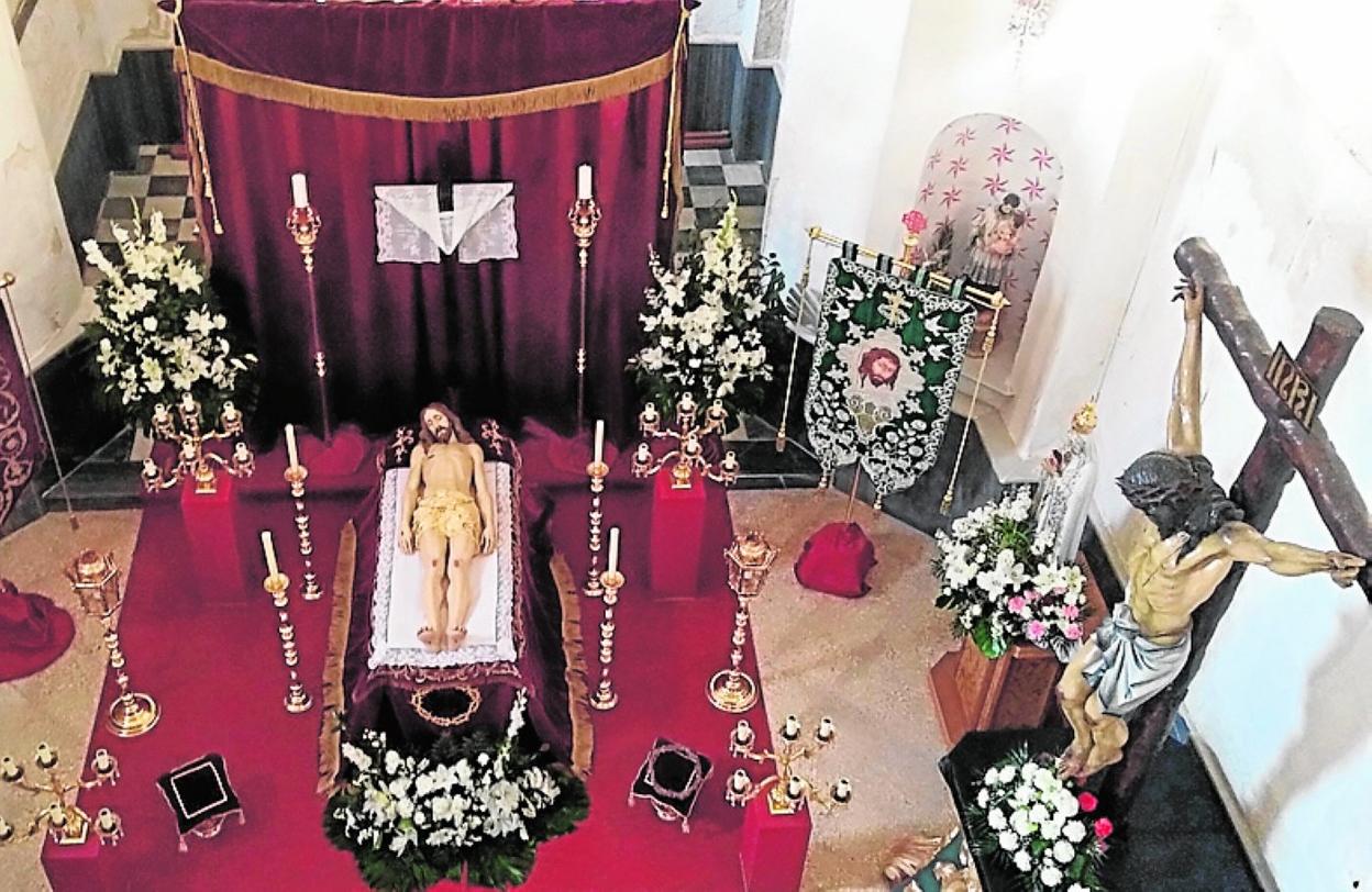 Imagen del Cristo Yacente, en el altar dispuesto en su capilla. 
