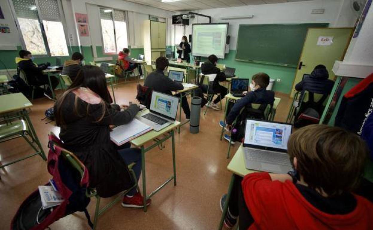 Un aula de un instituto de Murcia, en una imagen de archivo.