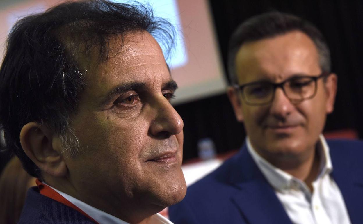 José Antonio Serrano, concejal en el Ayuntamiento de Murcia, y Diego Conesa, secretario general del PSRM, en una fotografía de archivo.