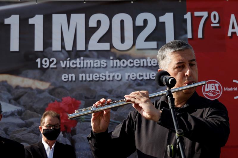 Un músico toca una melodía con una flauta travesera en la estación de Atocha en Madrid durante el homenaje a los 193 asesinados en los atentados del 11 de marzo de 2004