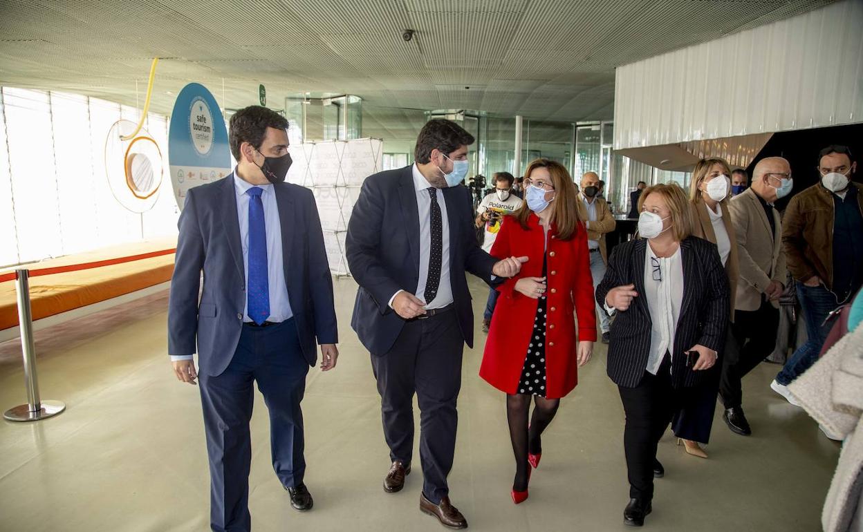 El consejero de Fomento, Díez de Revenga, López Miras, Castejón y Correa a su entrada ayer al Auditorio El Batel, para participar en la jornada empresarial de COEC.
