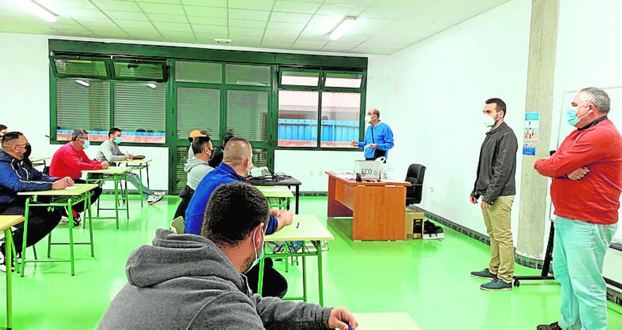 Los alumnos del curso de patrón, durante una de las clases. 