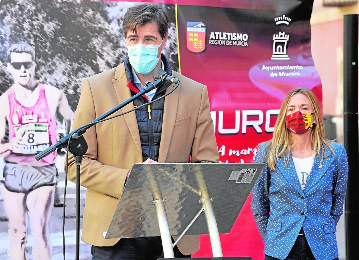 Raúl Chapado y Pruden Guerrero, ayer, en la presentación de la prueba en Murcia. 