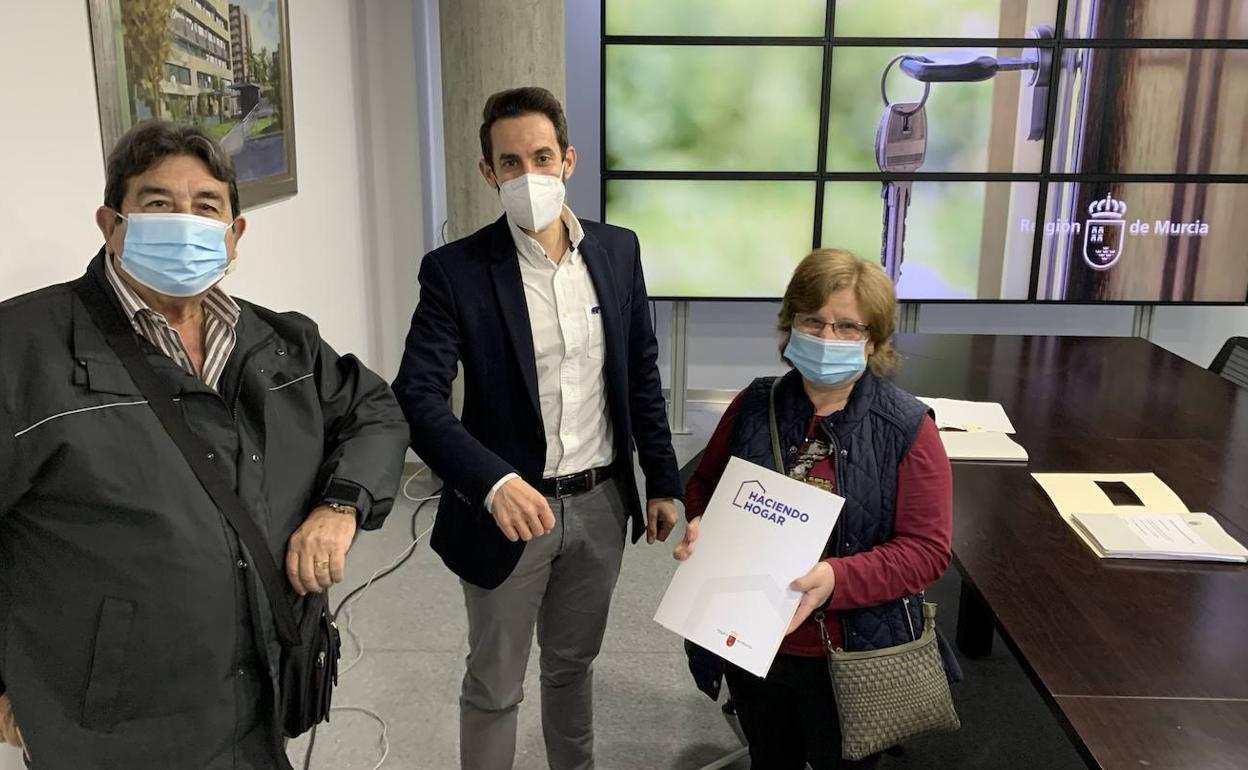 El director general de Vivienda, José Francisco Lajara, junto a una familia de Abarán tras la firma de la escritura de la propiedad.