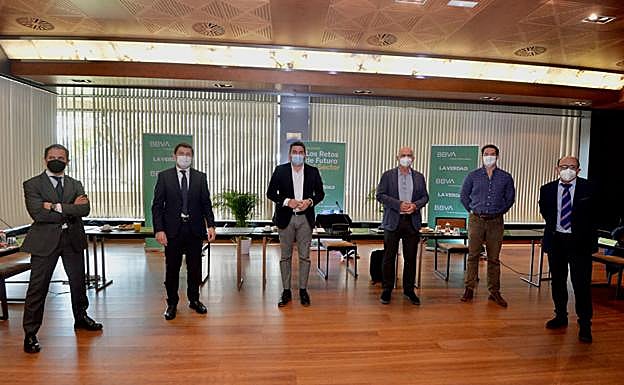 Pablo Mas, Alejandro Haligua, Antonio Luengo, David Samper, Alfonso Chico de Guzmán y el periodista Manuel Buitrago, quien moderó el evento de LA VERDAD y BBVA. Vicente Vicéns / AGM 