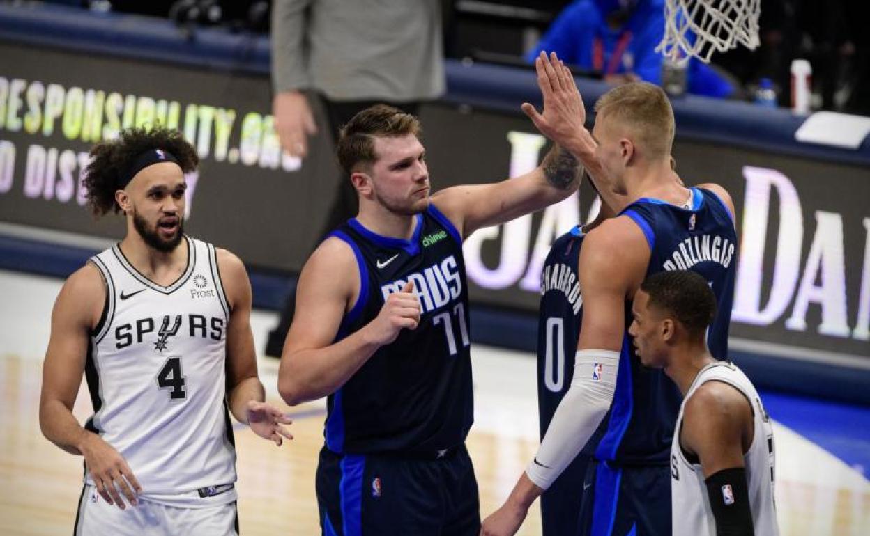 Luka Doncic y Kristaps Porzingis