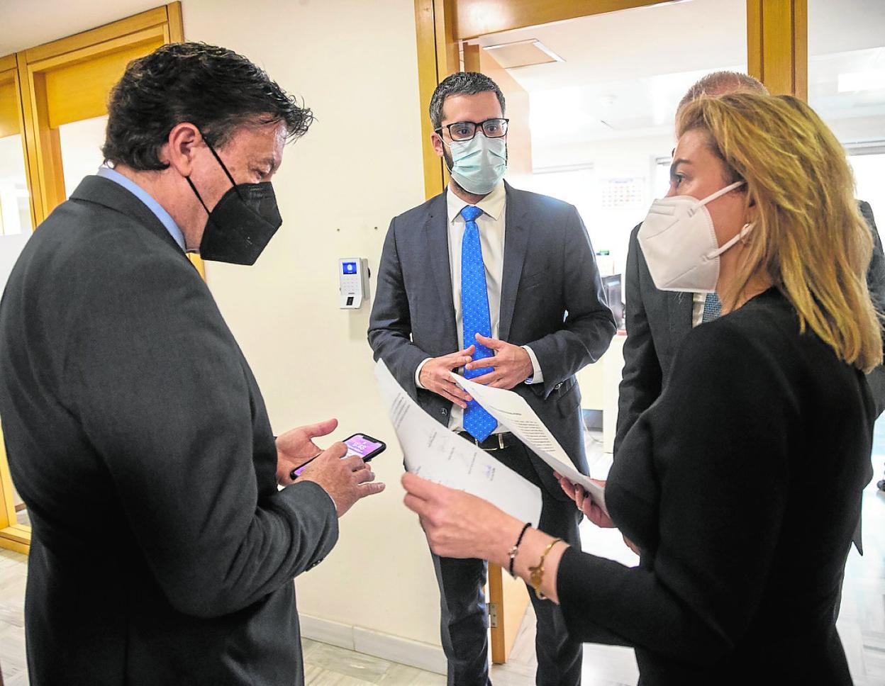 Los diputados Juan José Molina (Cs), Francisco Lucas y Carmina Fernández (PSOE) se disponen a presentar la moción de censura en el registro de la Asamblea, el pasado miércoles. 