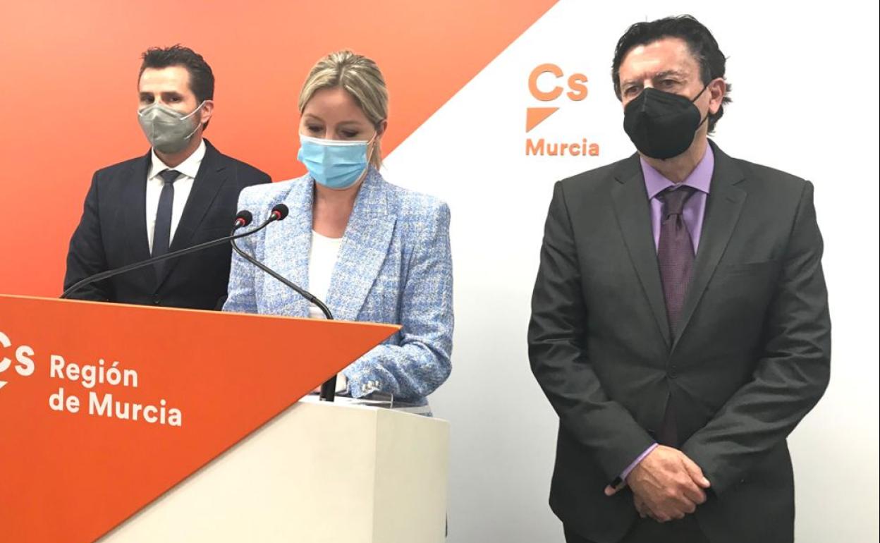 Mario Gómez, concejal en el Ayuntamiento de Murcia; Ana Martínez Vidal, coordinadora autonómica de Ciudadanos; y Juan José Molina, portavoz del partido en la Asamblea Regional, en la rueda de prensa de este viernes.