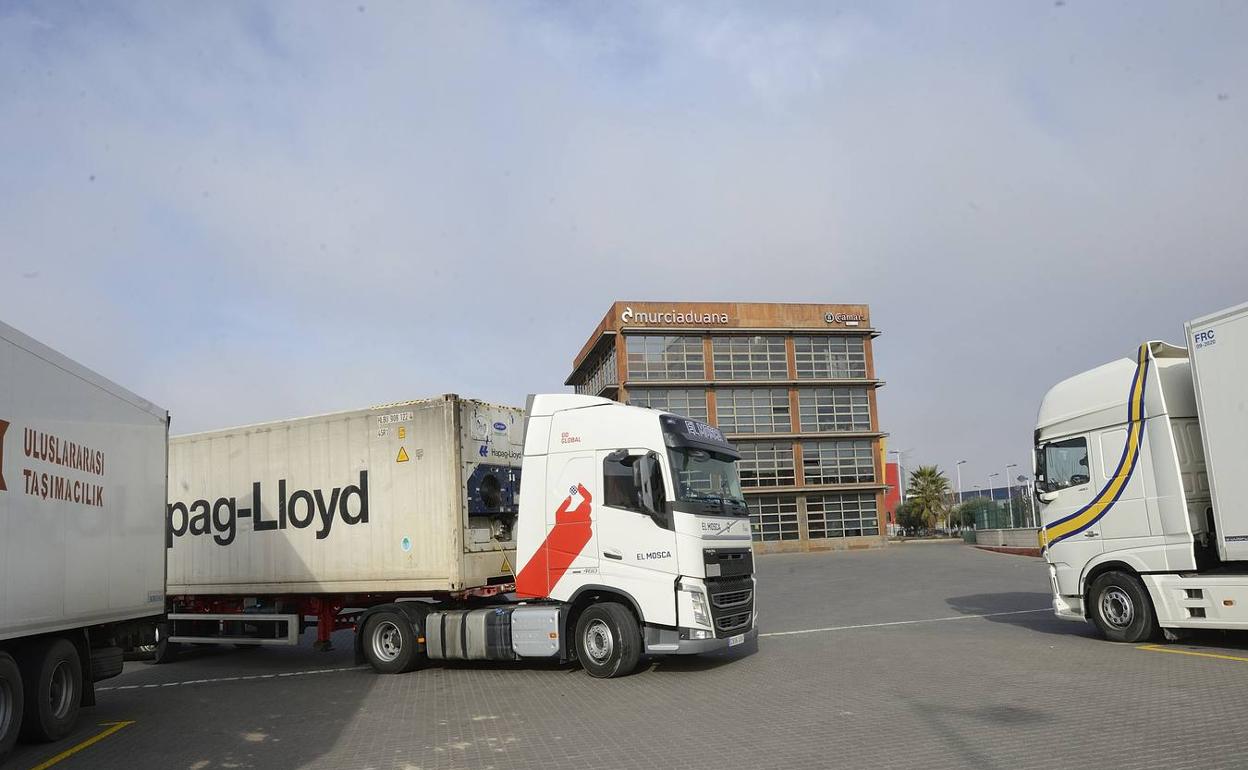 Imagen de archivo de camiones pasando la inspección en el recinto aduanero de Murcia.