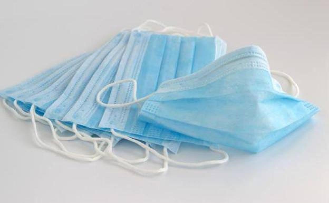 Mascarillas quirúrgicas en una foto de archivo. 