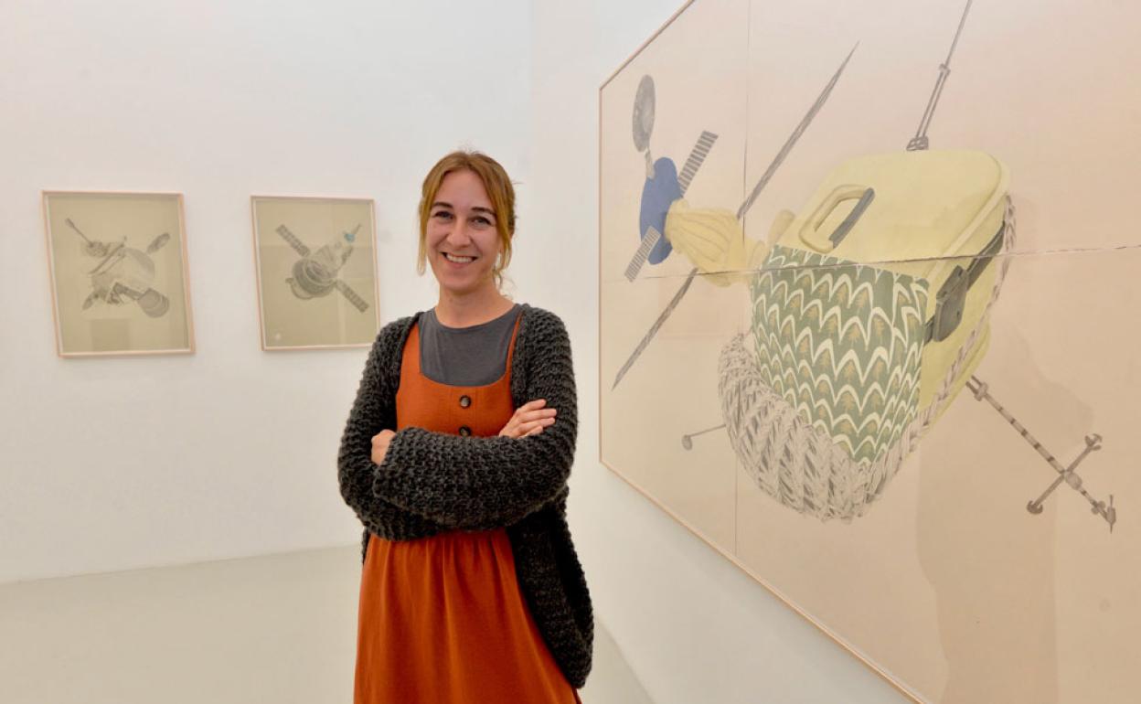 La artista Ana Martínez, junto a variasde sus obras, en la galería Art Nuevede Murcia. 