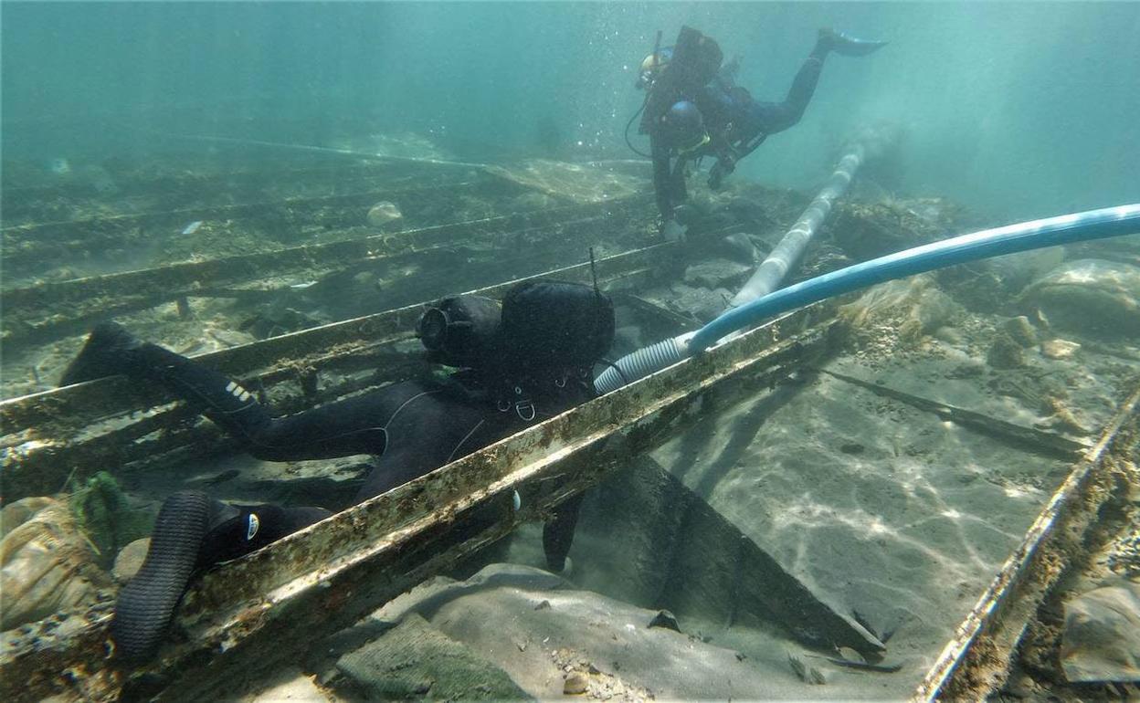 Unos arqueólogos supervisan el barco fenicio, en una foto de archivo.