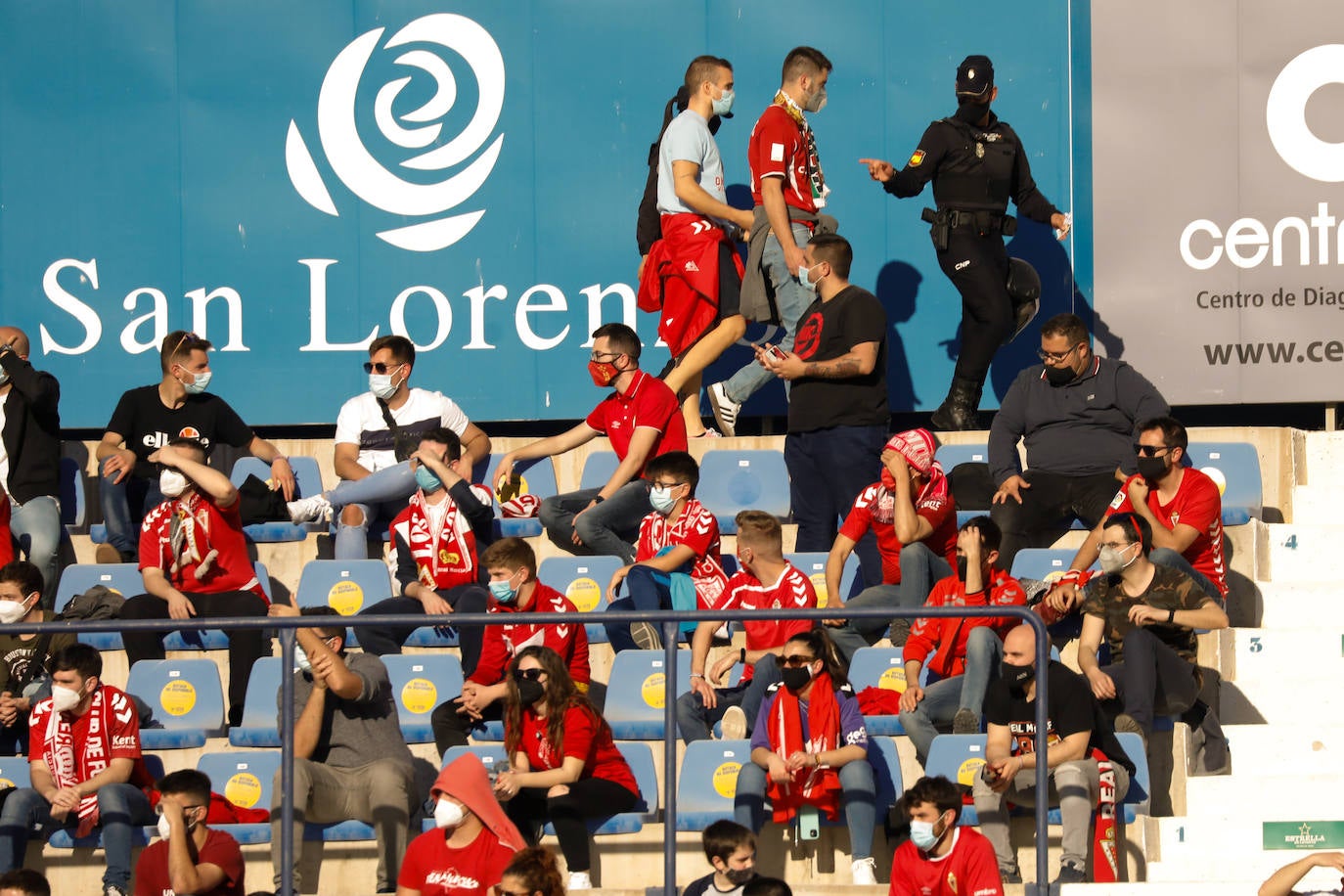 Fotos: La afición tiñe de rojo y azul el derbi murciano
