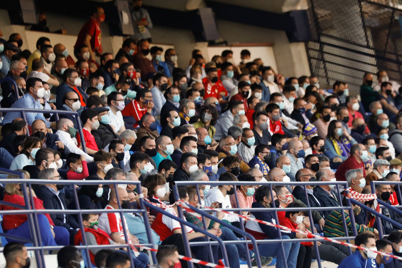 Fotos: La afición tiñe de rojo y azul el derbi murciano
