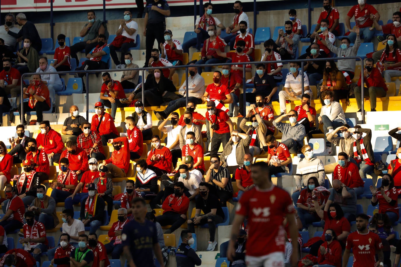 Fotos: La afición tiñe de rojo y azul el derbi murciano