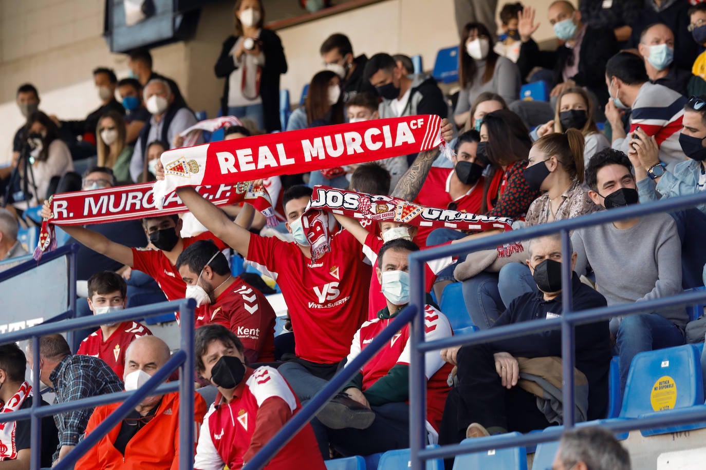 Fotos: La afición tiñe de rojo y azul el derbi murciano