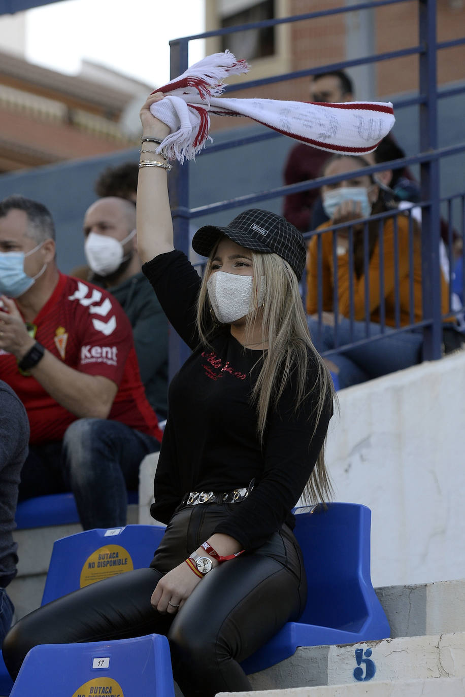 Fotos: La afición tiñe de rojo y azul el derbi murciano