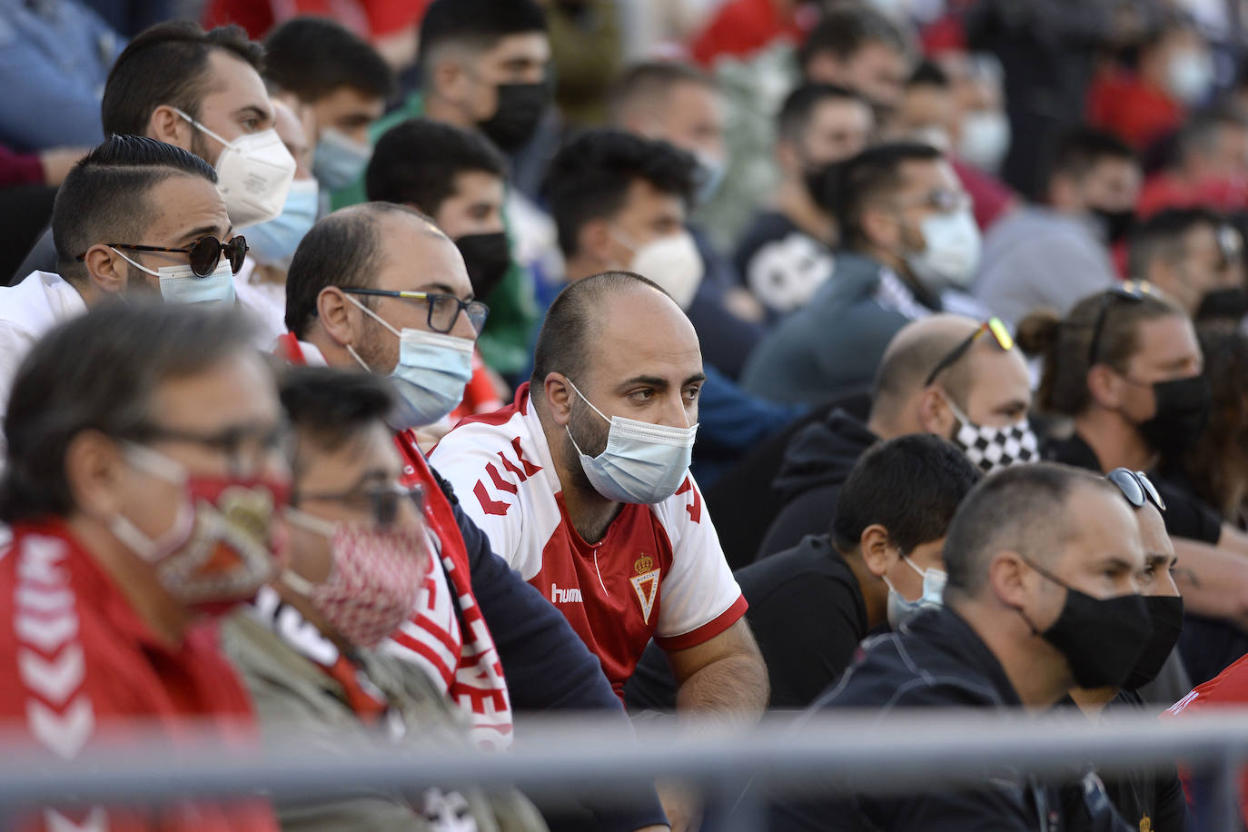 Fotos: La afición tiñe de rojo y azul el derbi murciano