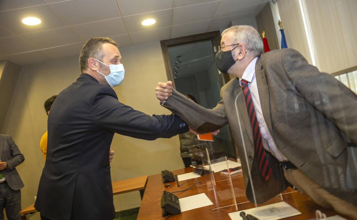 Joaquín Segado y Alberto Castillo se saludan, este lunes en la Junta de Portavoces de la Asamblea. 