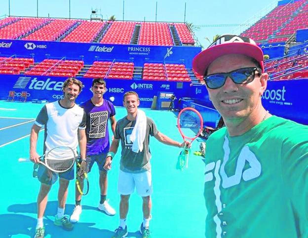 Juan Ignacio Chela, en primer término, hace una foto a Juan Carlos Ferrero, Carlos Alcaraz y Diego Schwartzman, el sábado en Acapulco. 