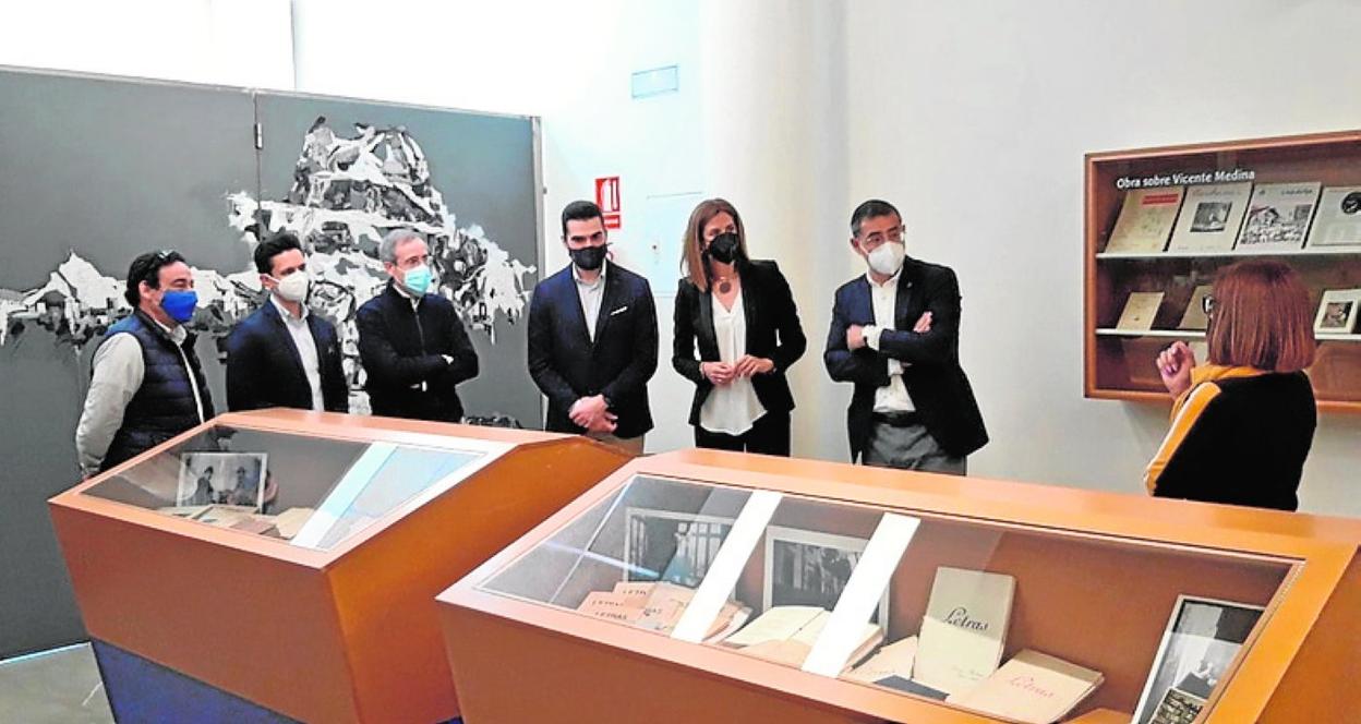 La alcaldesa (3d) y el rector José Luján (2d), en el museo, ayer. 