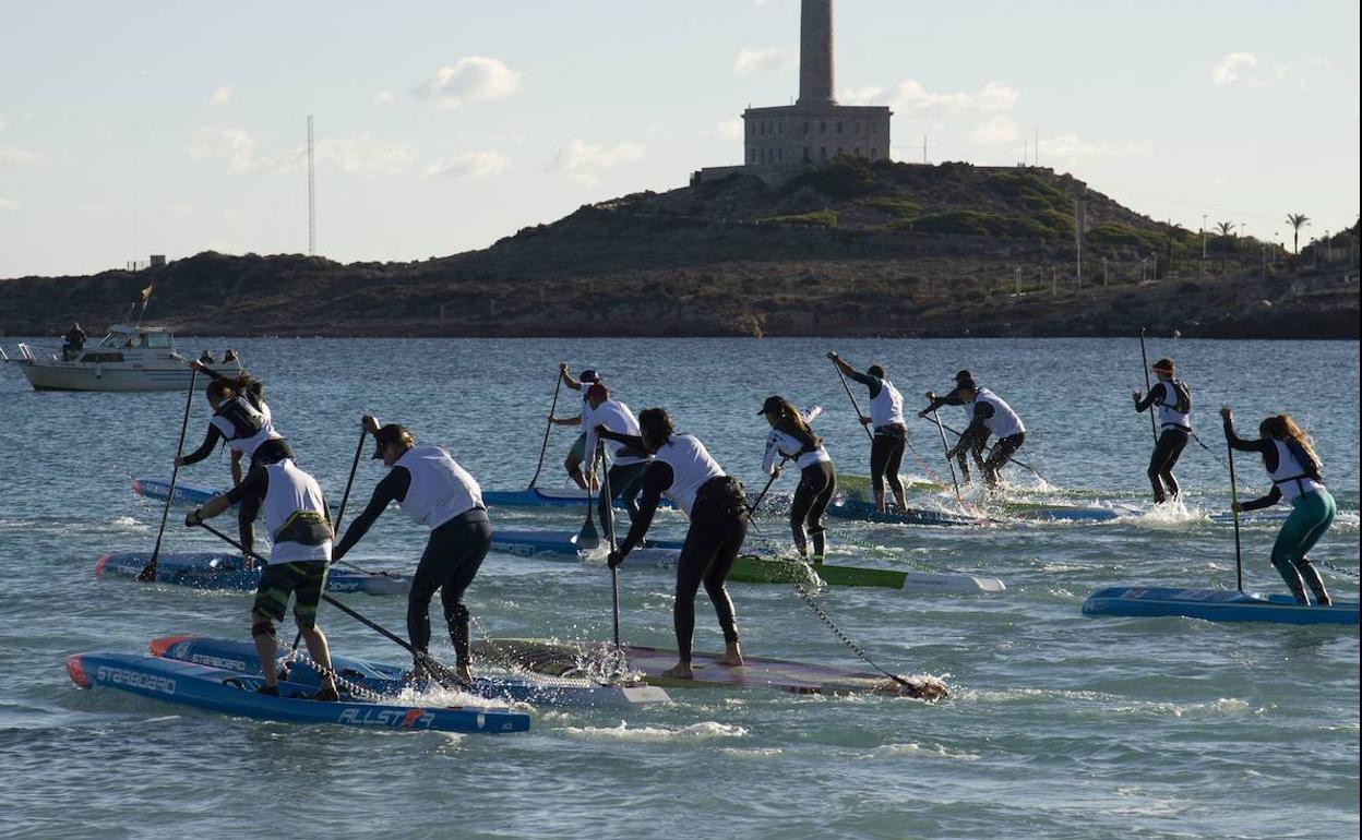 Varias personas realizan 'paddel surf' en Cabo de Palos, en una imagen de archivo.