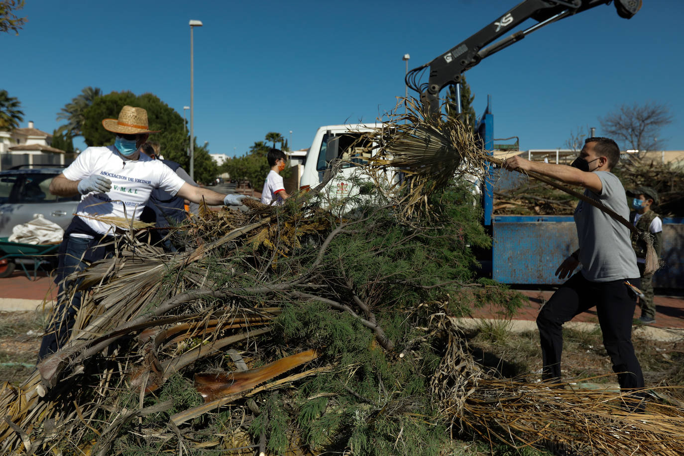 Fotos: Manos a la obra ante el «abandono del Ayuntamiento de Murcia»