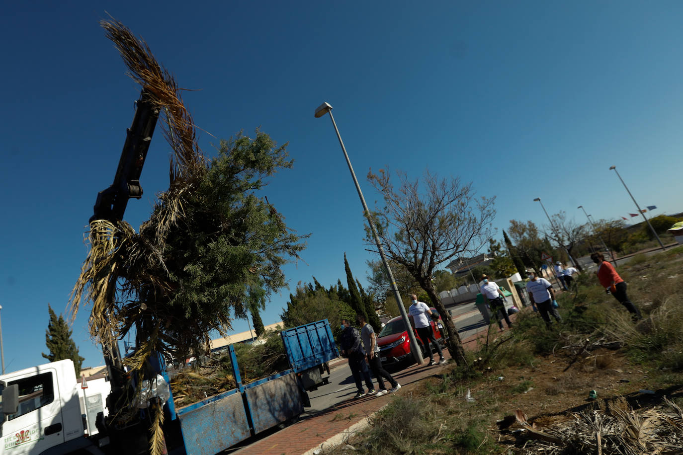 Fotos: Manos a la obra ante el «abandono del Ayuntamiento de Murcia»