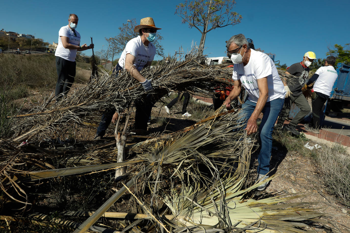 Fotos: Manos a la obra ante el «abandono del Ayuntamiento de Murcia»