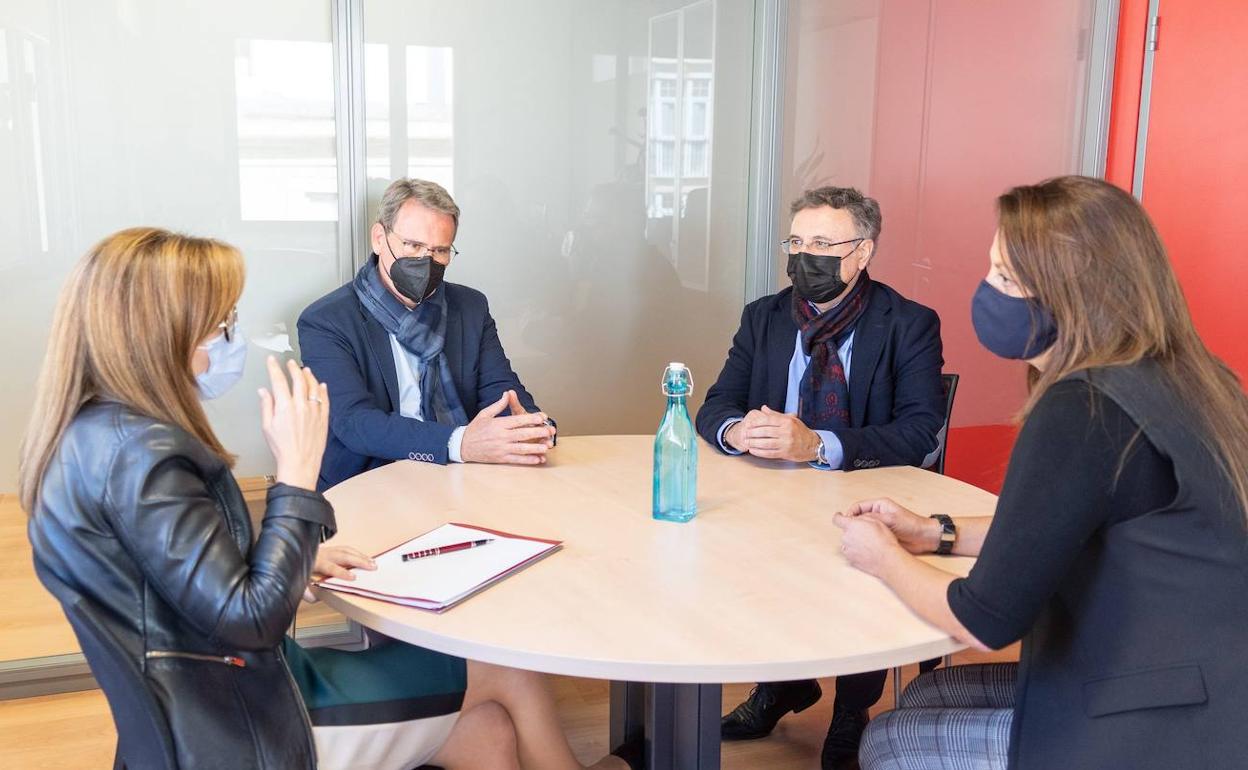 La alcaldesa de Cartagena, Ana Belén Castejón, y la concejal de Personal, Esperanza Nieto, junto a los dos nuevos funcionarios.