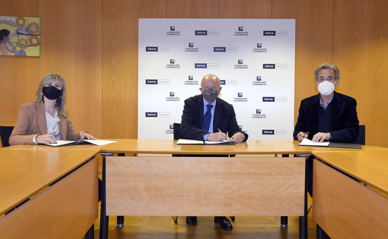 La directora corporativa de la Territorial de Bankia en Murcia y Alicante, Olga García; el presidente de Fundación Cajamurcia, Carlos Egea; y el pintor Pedro Cano.