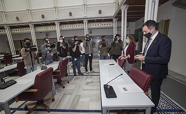 Campuzano y Liarte, los diputados expulsados de Vox, este miércoles en la Asamblea. En vídeo, declaraciones de Liarte.