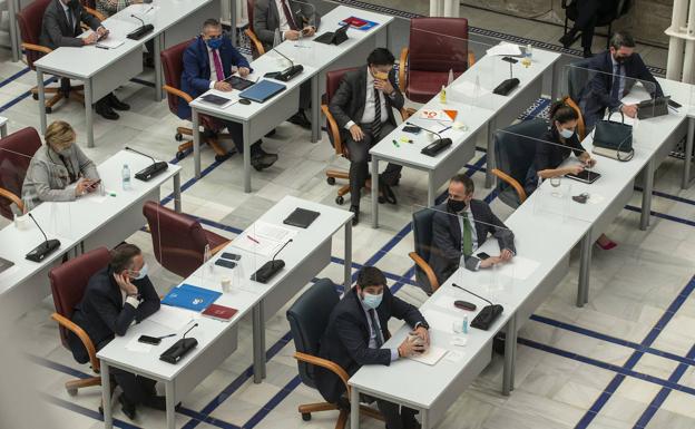 Galería. Debate de la moción de censura en la Asamblea regional. 