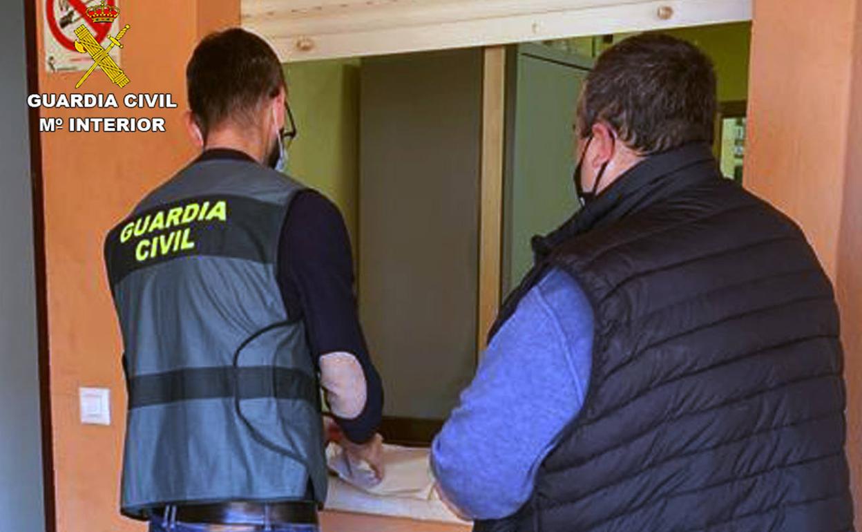 La Guardia Civil durante la investigación de la trama delictiva dedicada a las estafas inmobiliarias. 
