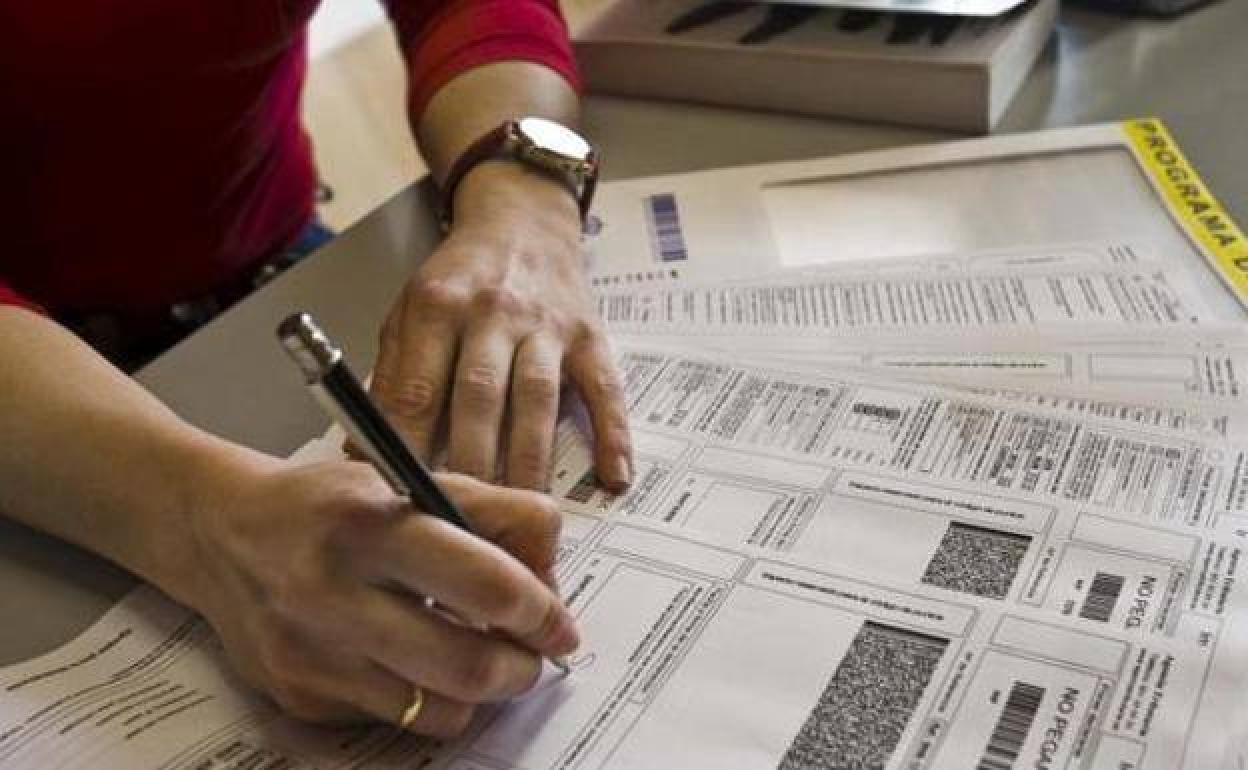 Impresos de la Declaración de la Renta en una foto de archivo.