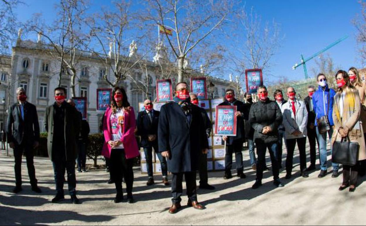 Acto de protesta de los representantes de la hostelería ante la sede del Tribunal Supremo, ayer, en Madrid, con la participación del presidente de Hostemur, Jesús Jiménez, primero por la derecha en segunda fila. 