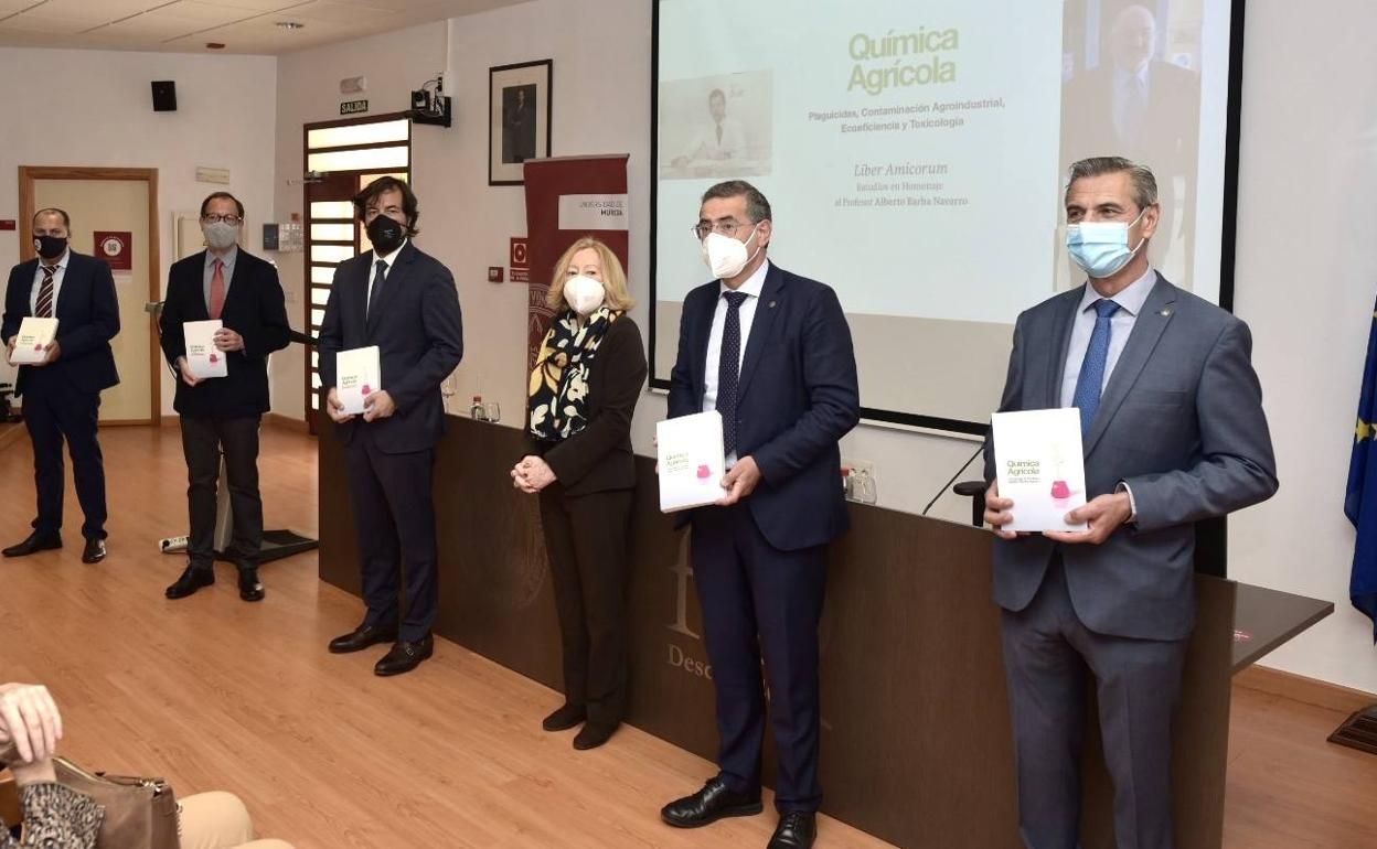 De izquierda a derecha, con el libro en sus manos: Los profesores Oliva, Cámara, Motas, Paloma Sánchez, viuda de Alberto Barba; el rector Luján y el decano de Química, Pedro Lozano.